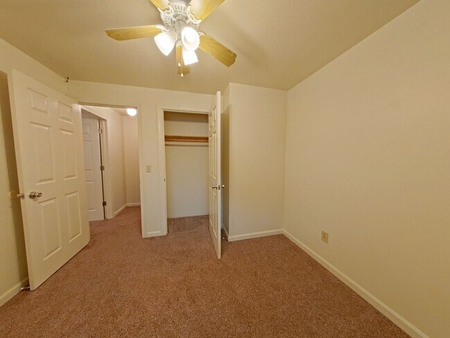 Building Photo - Remodeled 3 Bedroom Duplex ~ Albany ~ Pet ...
