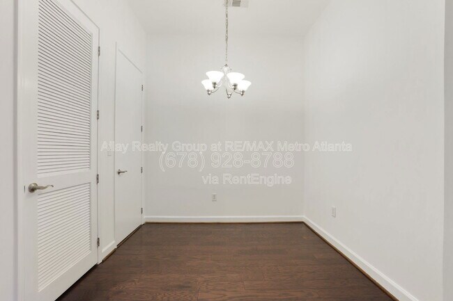 Building Photo - 711 Cosmopolitan Dr NE