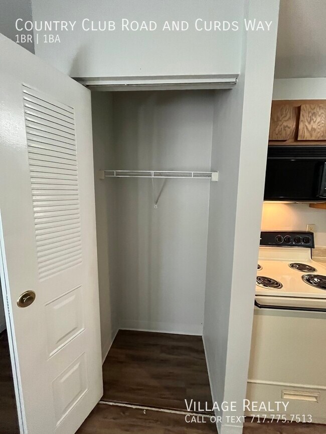 Building Photo - 631 Country Club Rd