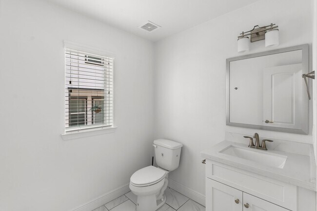 Building Photo - 2718 McGowen St