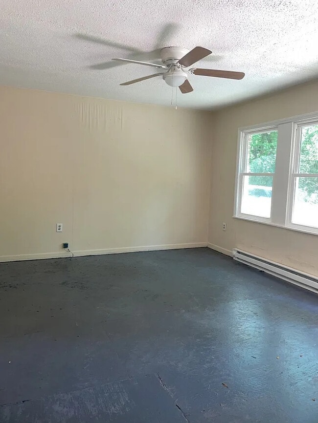 Building Photo - 3 Bedroom 1 Bathroom