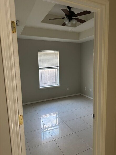 Building Photo - 720 S Logan Dr