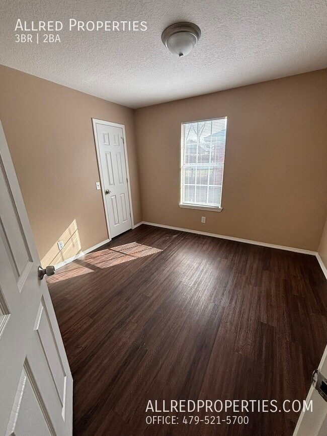 Building Photo - 3-bedroom 2-bathroom duplex off of 15th St...