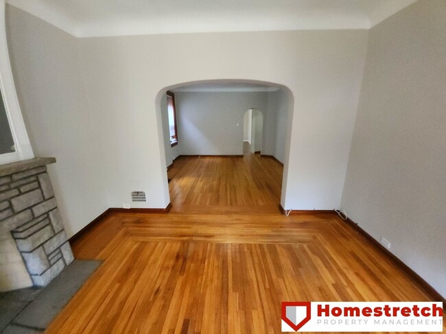 Building Photo - This wonderful home features 3 bedrooms an...