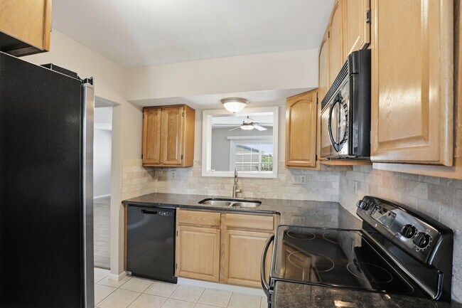 Building Photo - Stunning 3 Bedroom Townhome !