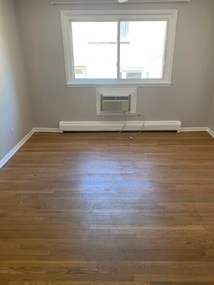 Building Photo - 6970 N Ashland Ave