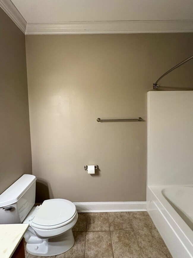 Building Photo - Beautiful 3 Bed 2 Bath Condo with Communit...