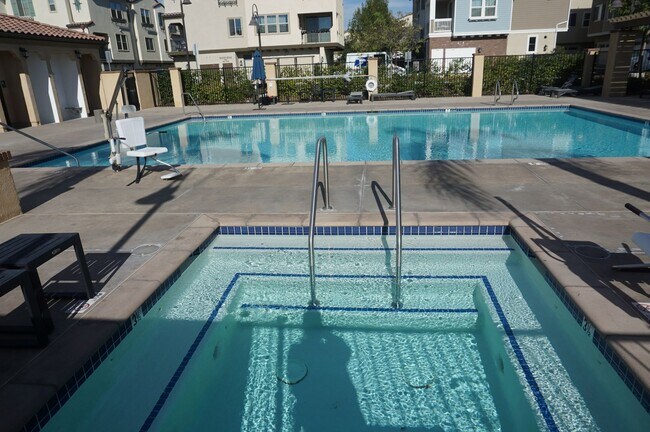 Building Photo - Beautiful 2 Bed 2.5 Bath End Unit with Lof...