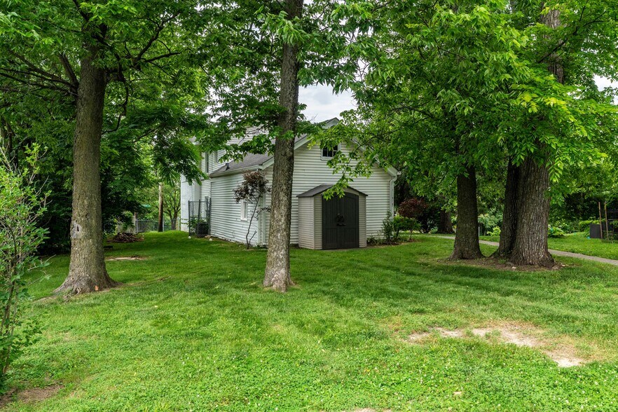 Building Photo - 2320 Beechmont Ave