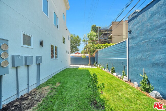 Building Photo - 957 1/2 N Ridgewood Pl