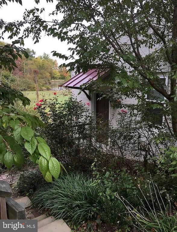 Building Photo - 85 Valley Rd