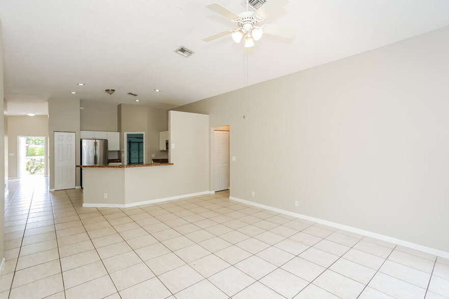 Building Photo - 1414 E Harmony Lake Cir