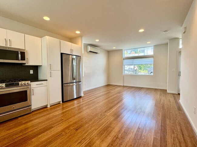 Building Photo - 709 18th Ave S