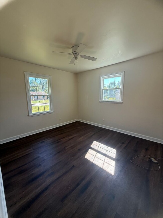 Building Photo - Renovated Home