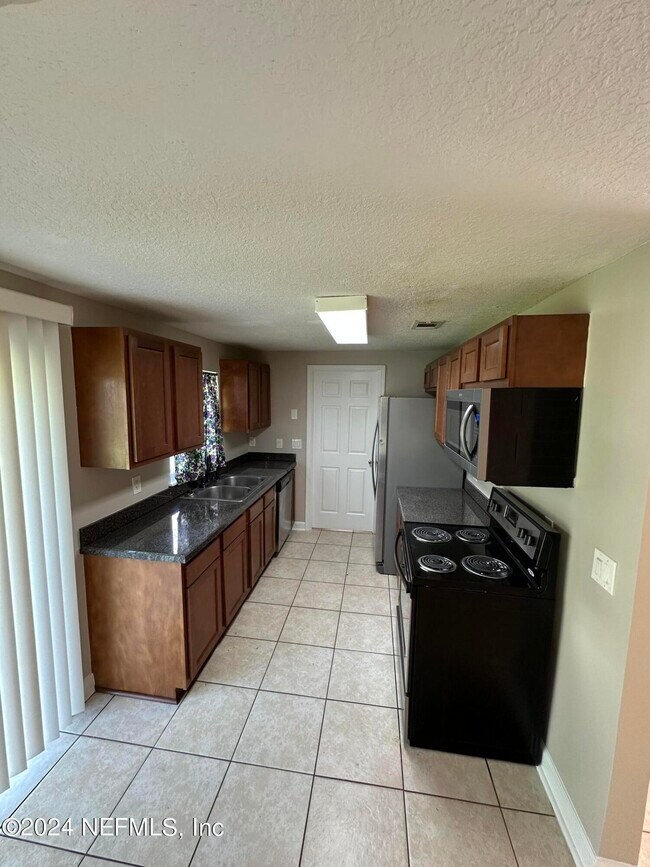 Building Photo - 10929 Weymouth Cir N