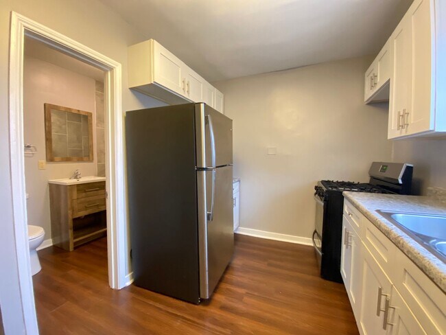 Building Photo - 2240 White Oak Ave