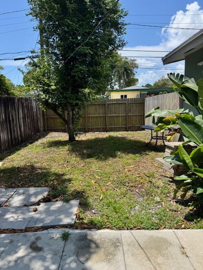 Building Photo - 2 BED/ 1 BATH WITH PRIVATE YARD