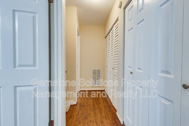 Building Photo - 1705 Granville Rd
