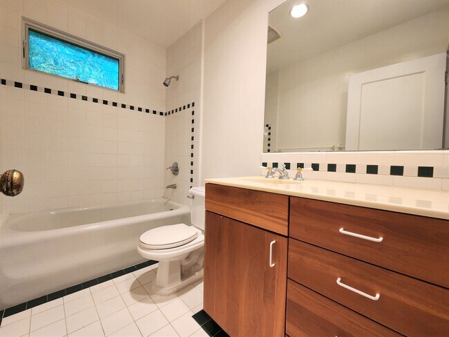 Building Photo - Charming Single Family Home in Downtown Palo Alto Available Now!