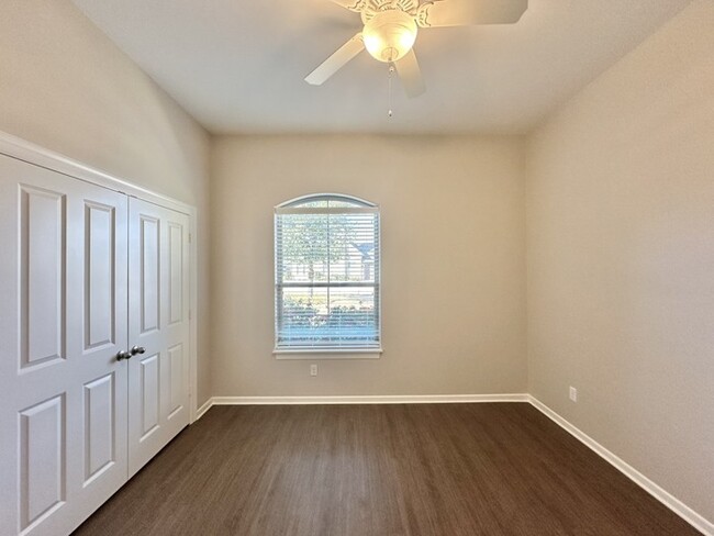 Building Photo - Tour Today! 3 Bedroom 2 Bath Near Three La...