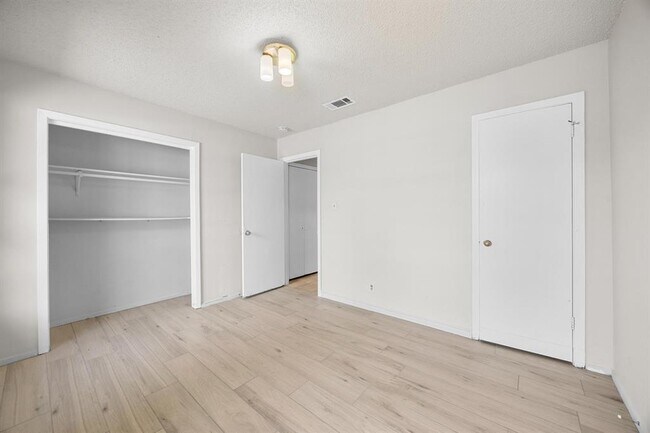 Building Photo - 903 N Meadows Dr
