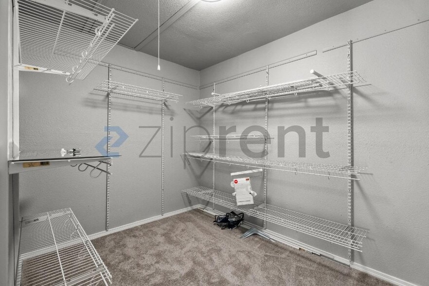 Building Photo - Unit B