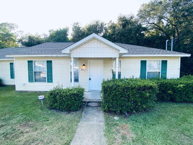 Primary Photo - Fantastic location! This end unit offers t...