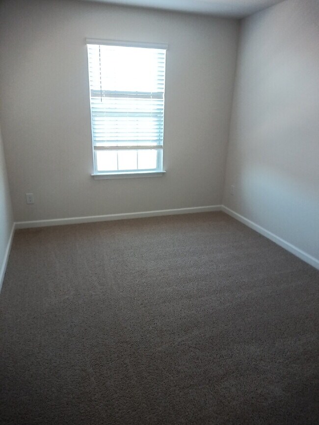 Building Photo - "Charming 3-Bed Townhouse with Granite Accents on Amberview Lane, Kernersville!"