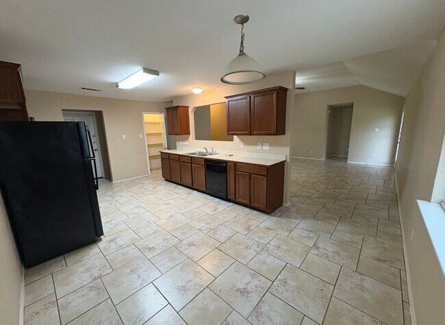 Building Photo - AVAILABLE NOW!!