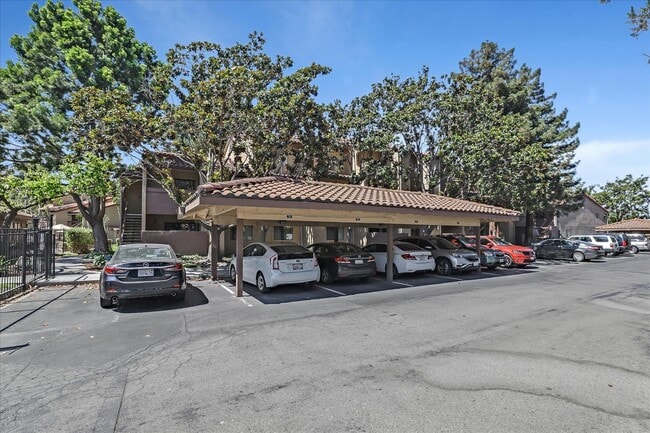 Building Photo - 2 Bedroom, 1 Bath, Upstairs Condo in the C...