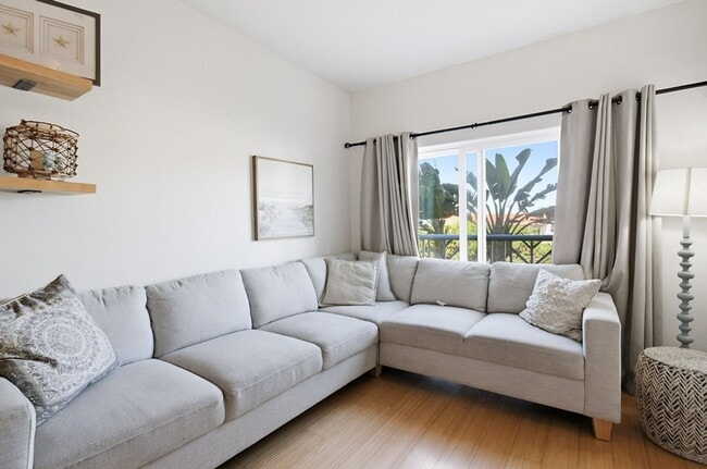 Building Photo - Steps from the Sand - Pacific Beach Townhome, Offered Fully or Partially Furnished