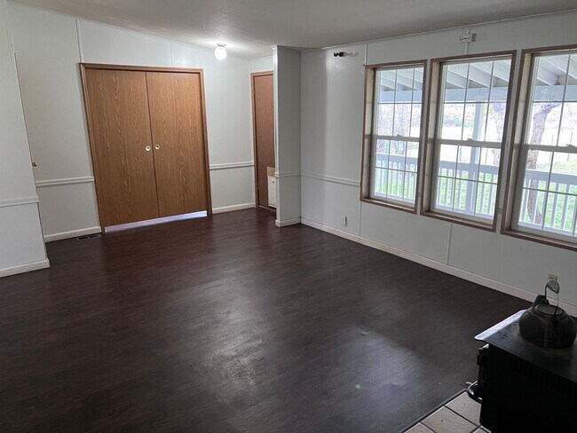 Building Photo - Country Setting 4-bedroom, 2-bathroom home!