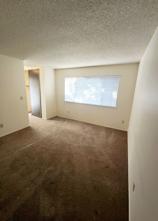 Building Photo - Fair Oaks halfplex - Available Now!