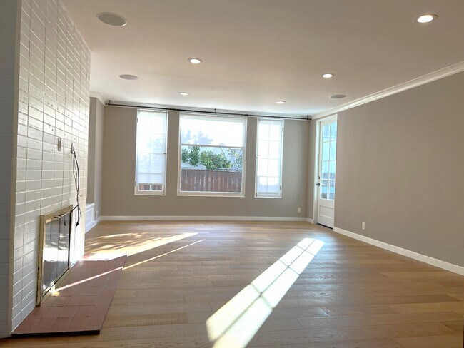 Building Photo - 803 Schumacher Dr