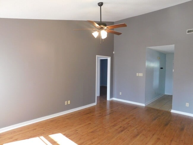 Building Photo - Family home