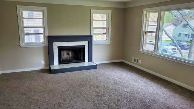 Building Photo - Updated 4 BR / 3 BA SFH w/ Hdwd Flrs, Sunny Porch, 2-car Garage in Robbinsdale!