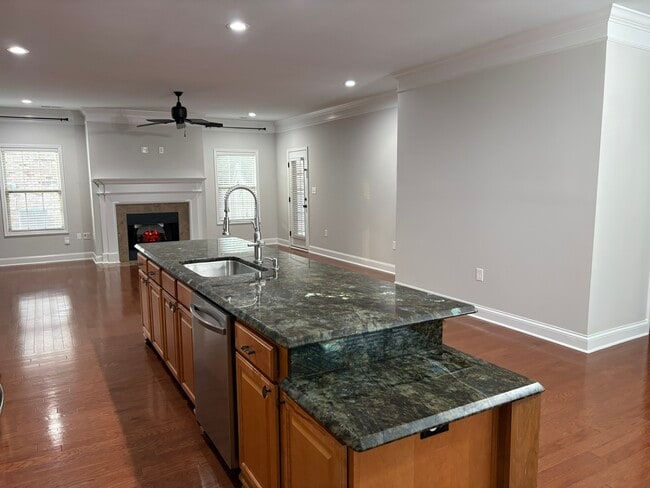 Building Photo - 123 Chelsea Park Row