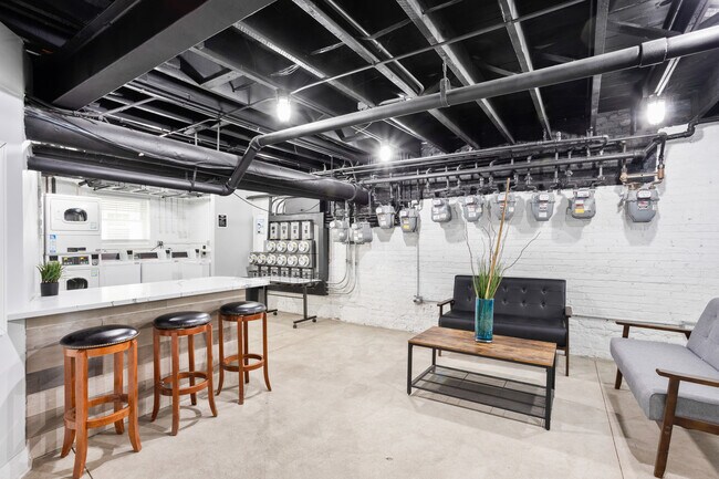 Building Photo - 1057 W Glenlake Ave