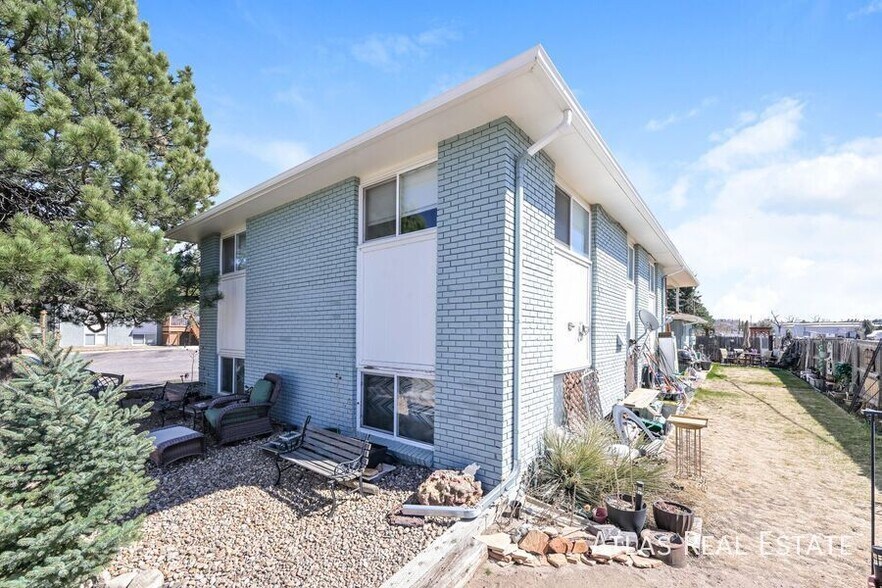Building Photo - 910 Bishop Ct