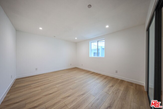 Building Photo - 1525 S Carmelina Ave
