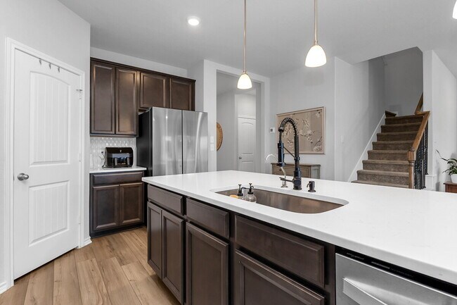 Building Photo - ASK ABOUT FREE APPLICATIONS THROUGH AUGUST!  "Spacious 6-Bedroom Retreat with 3.5 Baths and Over ...