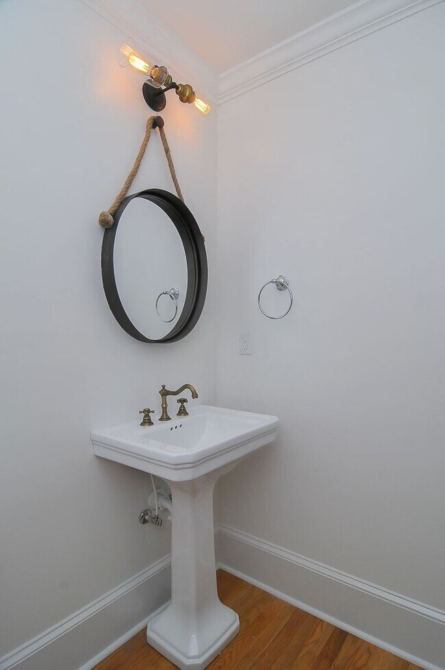 Building Photo - Beautiful 3 bedroom/2 bath house in highly desirable Shandon location! Available June 2026!