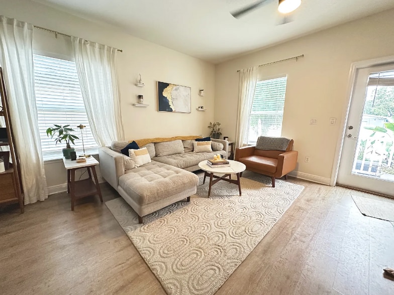 Building Photo - 1736 W Walnut St