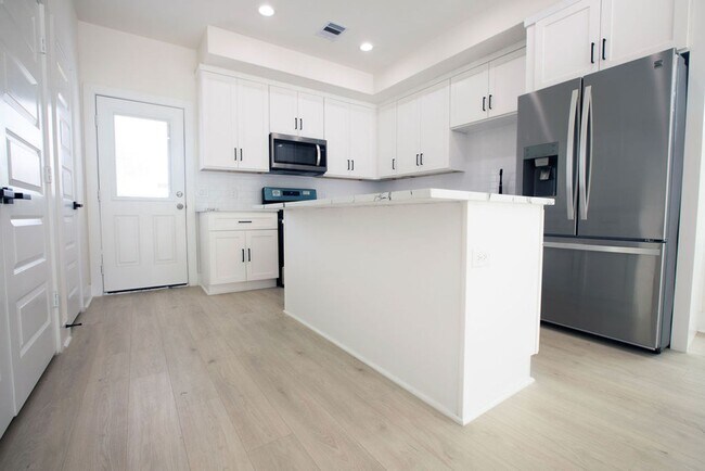 Building Photo - Modern Amenities. Urban Location. Sophisti...