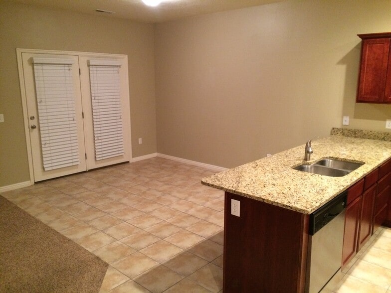 Building Photo - 825 Jordan Oaks Ct