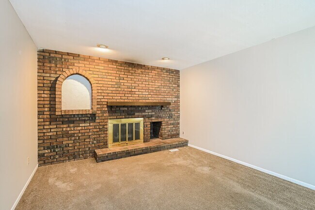 Building Photo - 5 Shining Rock Dr