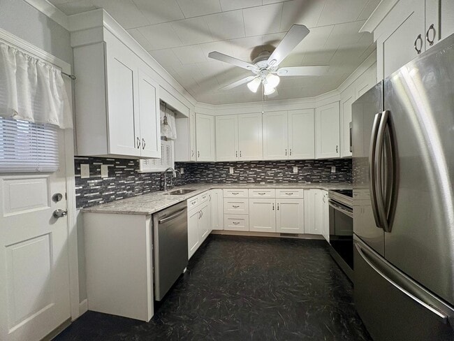 Building Photo - 3 Bedroom 2 Bathroom Cape Cod Available in York!