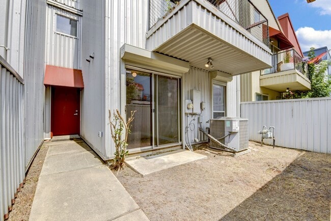 Building Photo - Modern Townhome In The Heart Of Midtown!