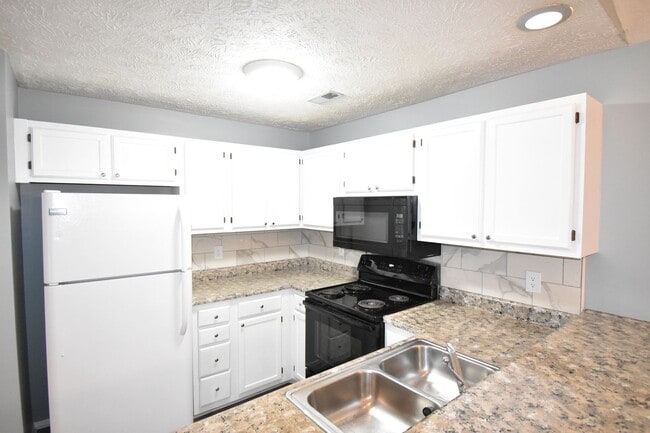 Building Photo - Coming Soon! 2 Bedroom and 2 Bath Condo (No Pets)