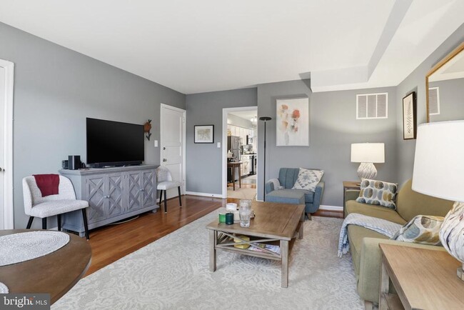 Building Photo - 7 Russell Rd